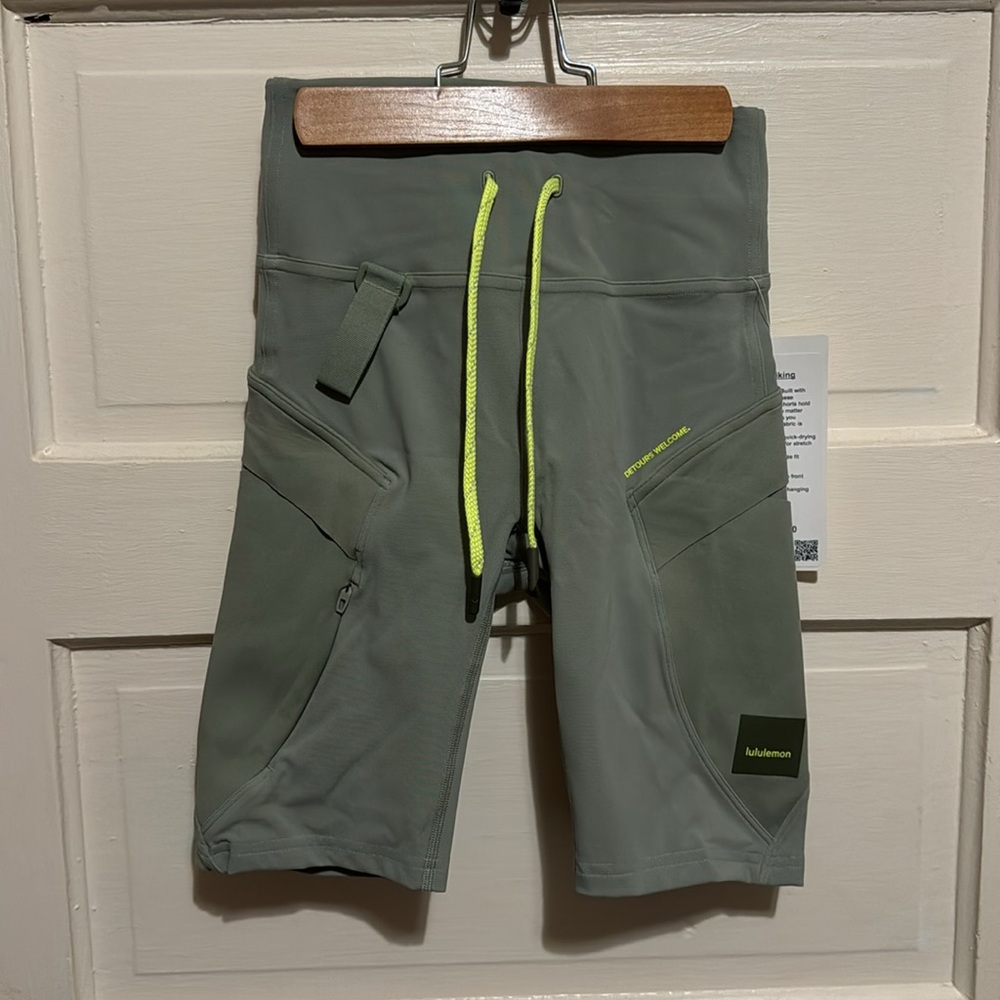 Lululemon Cargo Super-High-Rise Hiking Short 8”